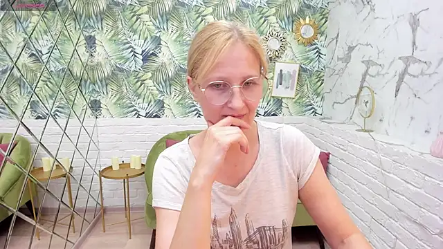 Snapshot of Paris_Cherry chatting on 09-16-25, 08:21 Paris Cherry online show from 09-16-25, 08:21