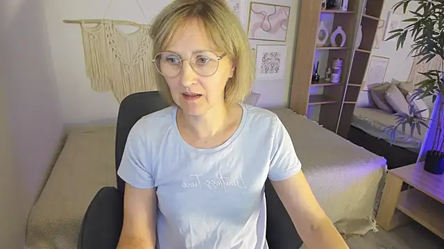 Snapshot of Paris_Cherry chatting on 09-17-25, 08:10 Paris Cherry online show from 09-17-25, 08:10