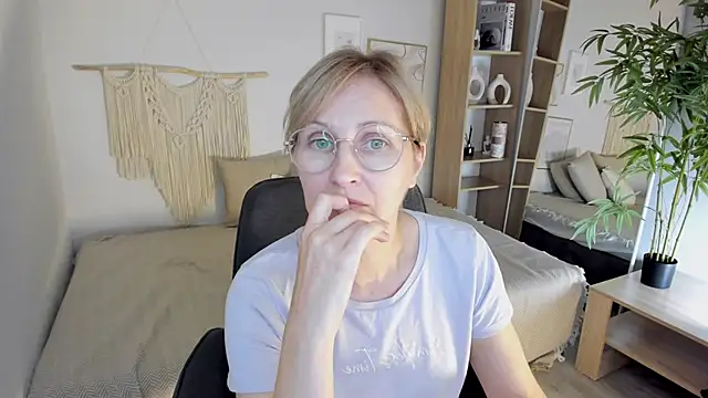 Snapshot of Paris_Cherry chatting on 09-18-25, 07:16 Paris Cherry online show from 09-18-25, 07:16