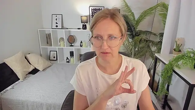 Snapshot of Paris_Cherry chatting on 09-28-25, 08:03 Paris Cherry online show from 09-28-25, 08:03