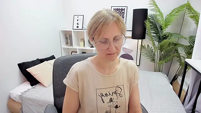 Snapshot of Paris_Cherry chatting on 10-13-25, 08:09 Paris Cherry online show from 10-13-25, 08:09