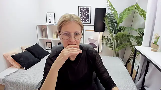 Snapshot of Paris_Cherry chatting on 10-14-25, 09:26 Paris Cherry online show from 10-14-25, 09:26