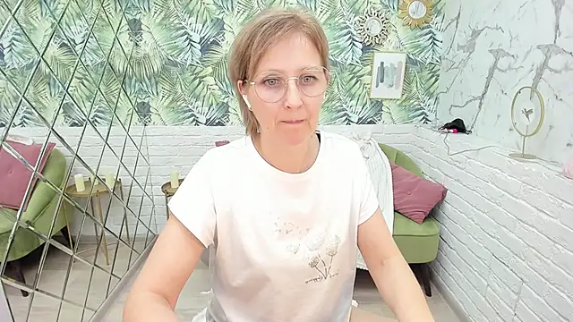 Snapshot of Paris_Cherry chatting on 11-28-25, 01:25 Paris Cherry online show from 11-28-25, 01:25