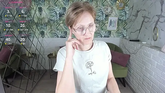 Snapshot of Paris_Cherry chatting on 12-14-25, 08:02 Paris Cherry online show from 12-14-25, 08:02