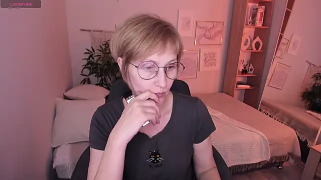 Snapshot of Paris_Cherry chatting on 04-19-26, 12:48 Paris Cherry online show from 04-19-26, 12:48