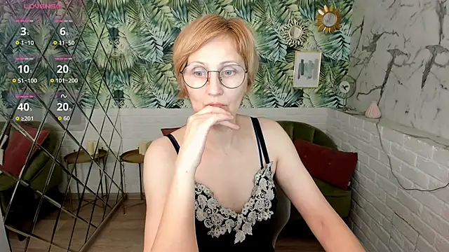 Snapshot of Paris_Cherry chatting on 05-10-26, 01:05 Paris Cherry online show from 05-10-26, 01:05
