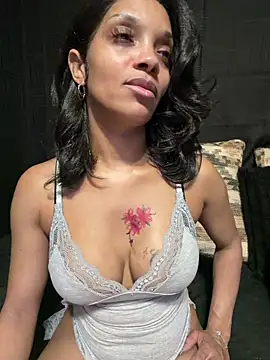 Snapshot of Rakiyahcharms chatting on 06-11-26, 05:49 Rakiyahcharms online show from 06-11-26, 05:49