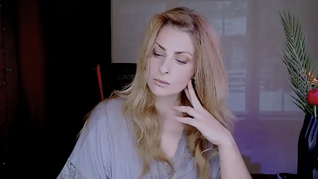 Snapshot of Eleonores chatting on 10-28-25, 05:11 Eleonores online show from 10-28-25, 05:11