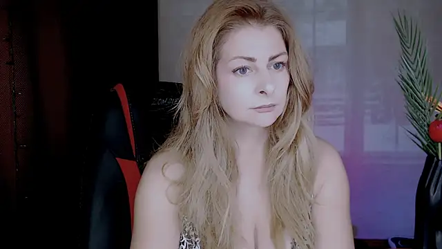 Snapshot of Eleonores chatting on 10-30-25, 04:58 Eleonores online show from 10-30-25, 04:58