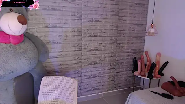 Snapshot of TinnaCobb chatting on 12-05-25, 04:25 TinnaCobb online show from 12-05-25, 04:25