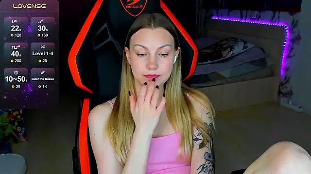 Snapshot of BiMolly chatting on 02-28-26, 01:12 BiMolly online show from 02-28-26, 01:12