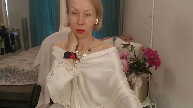 Snapshot of LuxuryNika chatting on 06-10-26, 02:49 LuxuryNika online show from 06-10-26, 02:49