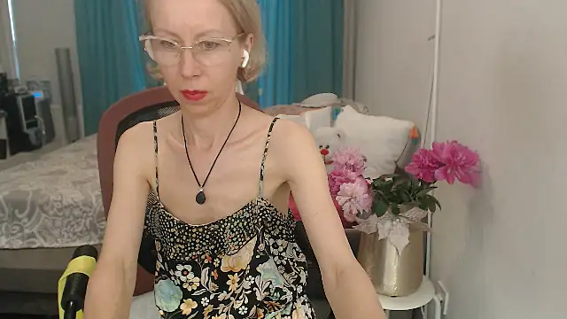Snapshot of LuxuryNika chatting on 06-11-26, 04:05 LuxuryNika online show from 06-11-26, 04:05
