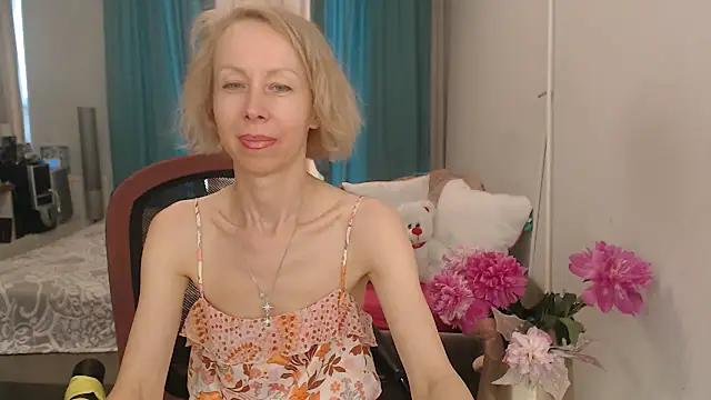 Snapshot of LuxuryNika chatting on 06-12-26, 02:05 LuxuryNika online show from 06-12-26, 02:05