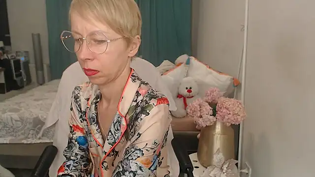 Snapshot of LuxuryNika chatting on 06-30-26, 06:53 LuxuryNika online show from 06-30-26, 06:53