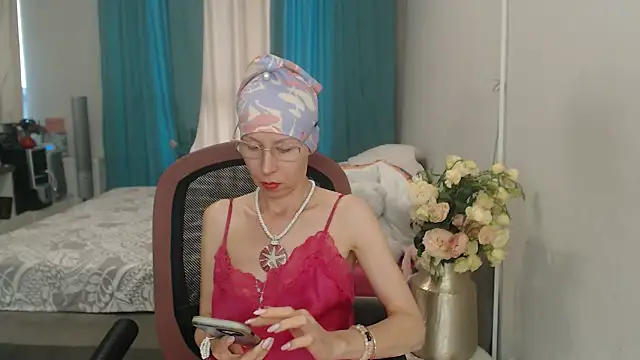 Snapshot of LuxuryNika chatting on 07-25-26, 03:31 LuxuryNika online show from 07-25-26, 03:31