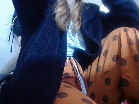 Snapshot of Mia_davis01 chatting on 09-20-25, 07:04 Mia davis01 online show from 09-20-25, 07:04