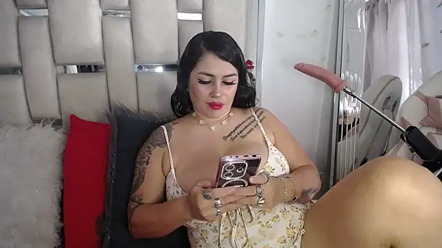 chelaqueen  online show from 10-10-25, 08:41