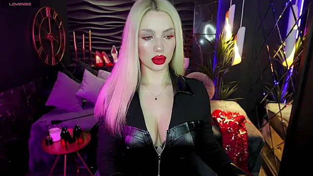 Snapshot of MistressDarsy chatting on 12-22-24, 10:06 MistressDarsy online show from 12-22-24, 10:06