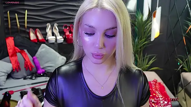 Snapshot of MistressDarsy chatting on 03-18-25, 06:14 MistressDarsy online show from 03-18-25, 06:14