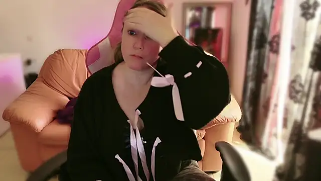 kisicaxx online show from 02-18-25, 10:05