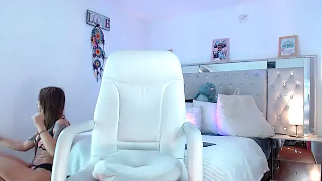 Snapshot of hollythomson chatting on 12-03-24, 07:44 hollythomson online show from 12-03-24, 07:44