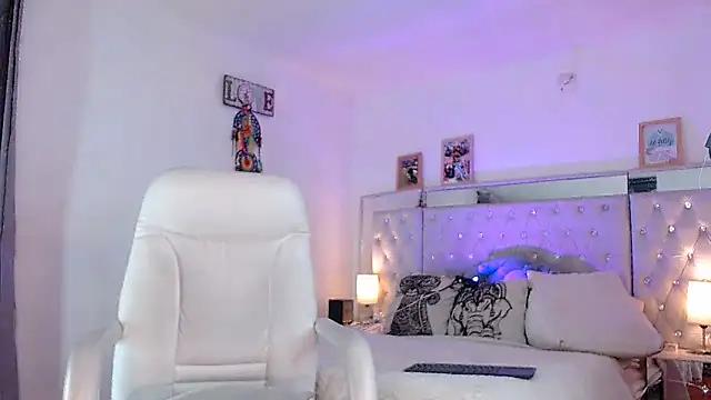 Snapshot of hollythomson chatting on 01-14-25, 01:15 hollythomson online show from 01-14-25, 01:15