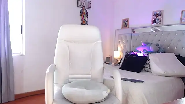 Snapshot of hollythomson chatting on 02-16-25, 06:54 hollythomson online show from 02-16-25, 06:54