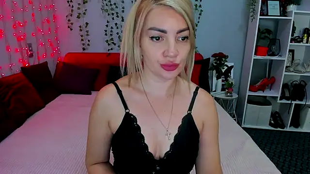 LunaBellucci online show from 12-15-25, 09:13