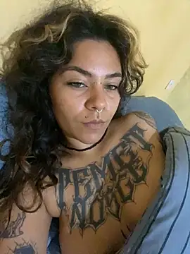 Snapshot of donnaluna chatting on 10-17-25, 01:35 donnaluna online show from 10-17-25, 01:35