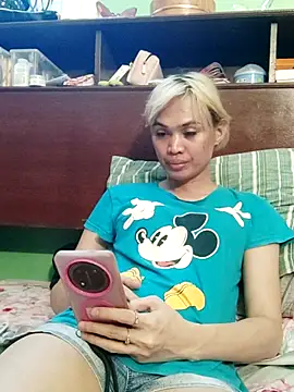 Snapshot of QueenSoreal chatting on 07-21-26, 06:05 QueenSoreal online show from 07-21-26, 06:05