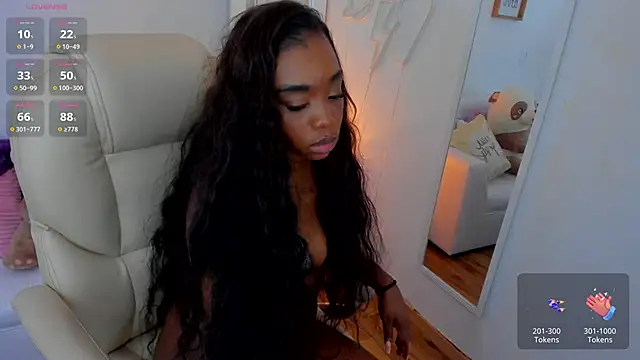 Snapshot of zobe_love chatting on 03-15-25, 04:57 zobe love online show from 03-15-25, 04:57