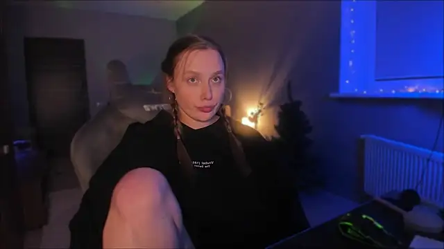 Snapshot of Rachel_Ro chatting on 12-18-24, 02:10 Rachel Ro online show from 12-18-24, 02:10