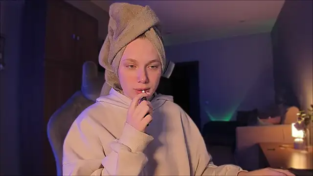 Snapshot of Rachel_Ro chatting on 12-20-24, 08:34 Rachel Ro online show from 12-20-24, 08:34