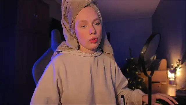 Snapshot of Rachel_Ro chatting on 12-27-24, 04:10 Rachel Ro online show from 12-27-24, 04:10