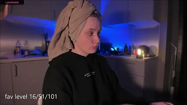 Snapshot of Rachel_Ro chatting on 09-28-25, 01:44 Rachel Ro online show from 09-28-25, 01:44