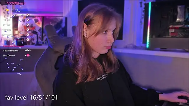 Snapshot of Rachel_Ro chatting on 10-07-25, 08:06 Rachel Ro online show from 10-07-25, 08:06