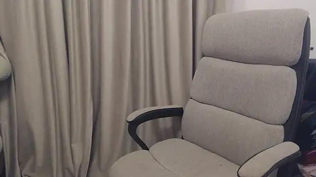 Snapshot of Aliss_Hottie chatting on 10-30-25, 08:20 Aliss Hottie online show from 10-30-25, 08:20