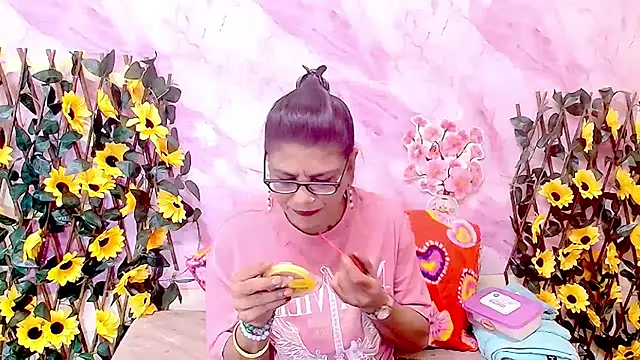 Snapshot of IndianAllure chatting on 12-22-25, 05:37 IndianAllure online show from 12-22-25, 05:37