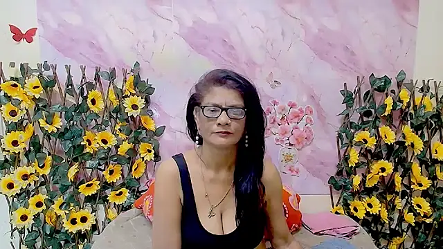 Snapshot of IndianAllure chatting on 01-06-26, 05:33 IndianAllure online show from 01-06-26, 05:33