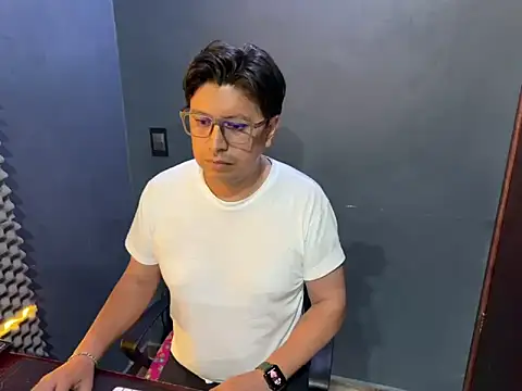 Snapshot of TheSantis chatting on 03-14-25, 02:31 TheSantis online show from 03-14-25, 02:31