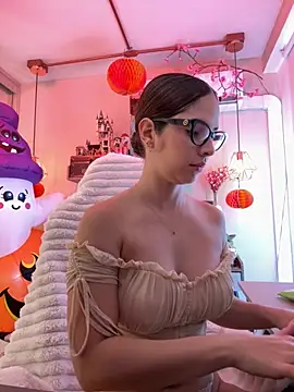 Snapshot of Zoe_Bae chatting on 10-28-25, 08:44 Zoe Bae online show from 10-28-25, 08:44