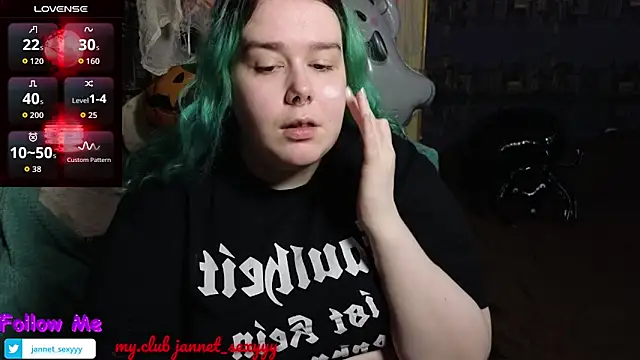 Snapshot of JannetPie chatting on 10-28-25, 02:31 JannetPie online show from 10-28-25, 02:31