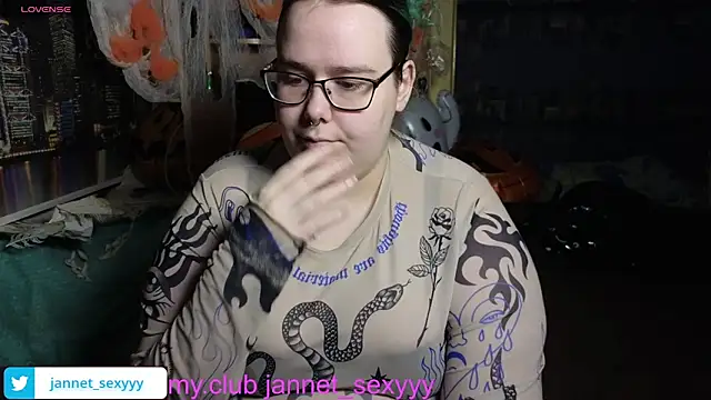 Snapshot of JannetPie chatting on 11-10-25, 05:23 JannetPie online show from 11-10-25, 05:23