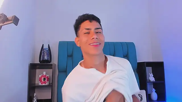 Snapshot of AlanNaughty chatting on 12-22-24, 08:58 AlanNaughty online show from 12-22-24, 08:58