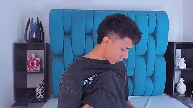 Snapshot of AlanNaughty chatting on 01-04-25, 08:37 AlanNaughty online show from 01-04-25, 08:37