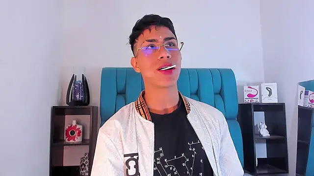 Snapshot of AlanNaughty chatting on 01-19-25, 12:49 AlanNaughty online show from 01-19-25, 12:49