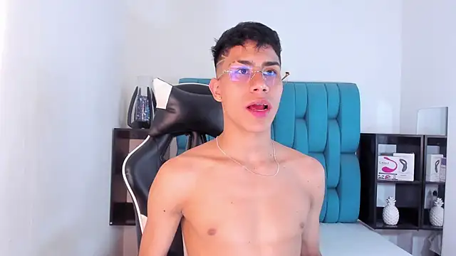 Snapshot of AlanNaughty chatting on 02-21-25, 10:04 AlanNaughty online show from 02-21-25, 10:04