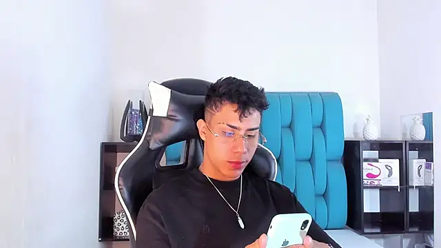 Snapshot of AlanNaughty chatting on 02-26-25, 08:33 AlanNaughty online show from 02-26-25, 08:33