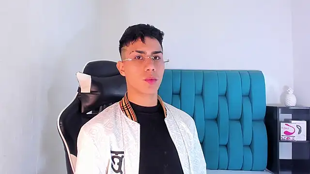 Snapshot of AlanNaughty chatting on 03-07-25, 08:33 AlanNaughty online show from 03-07-25, 08:33